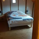 Maison Isolee Dans Les Vignes Et Les Bois *