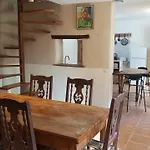 Maison Isolee Dans Les Vignes Et Les Bois *