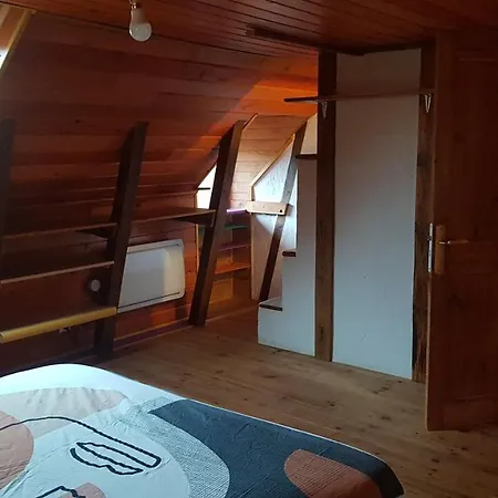 Maison Isolée Dans Les Vignes Et Les Bois *