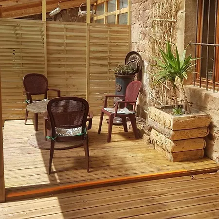 Maison Isolée Dans Les Vignes Et Les Bois *