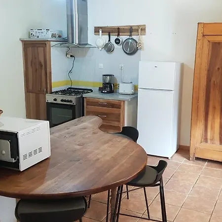 Maison Isolee Dans Les Vignes Et Les Bois *