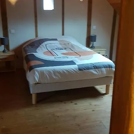 Maison Isolee Dans Les Vignes Et Les Bois *