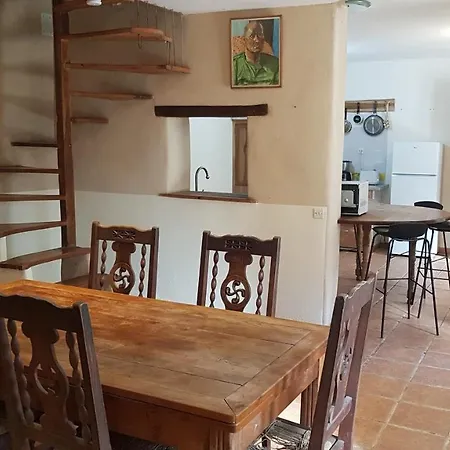 Maison Isolée Dans Les Vignes Et Les Bois *