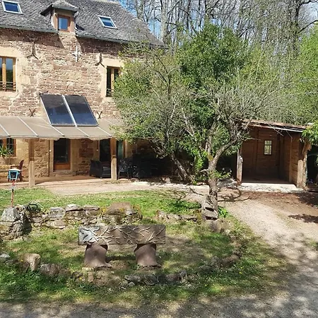 Maison Isolée Dans Les Vignes Et Les Bois *