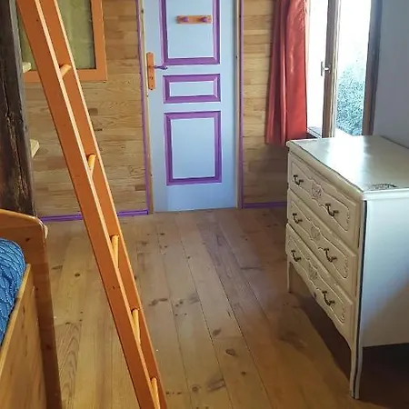 Maison Isolée Dans Les Vignes Et Les Bois *