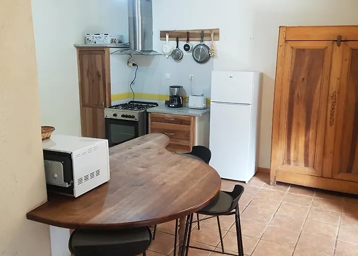 Maison Isolee Dans Les Vignes Et Les Bois *