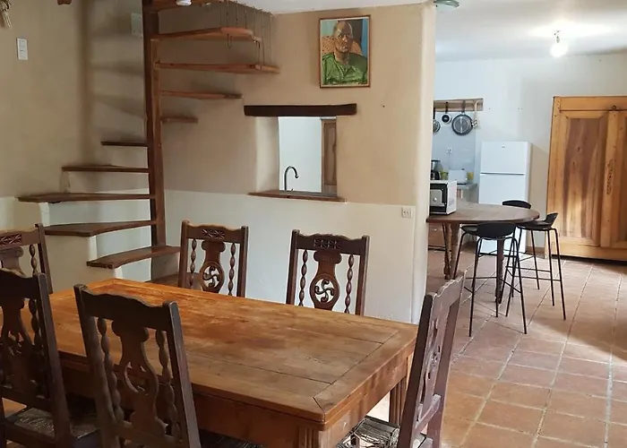 Maison Isolee Dans Les Vignes Et Les Bois *