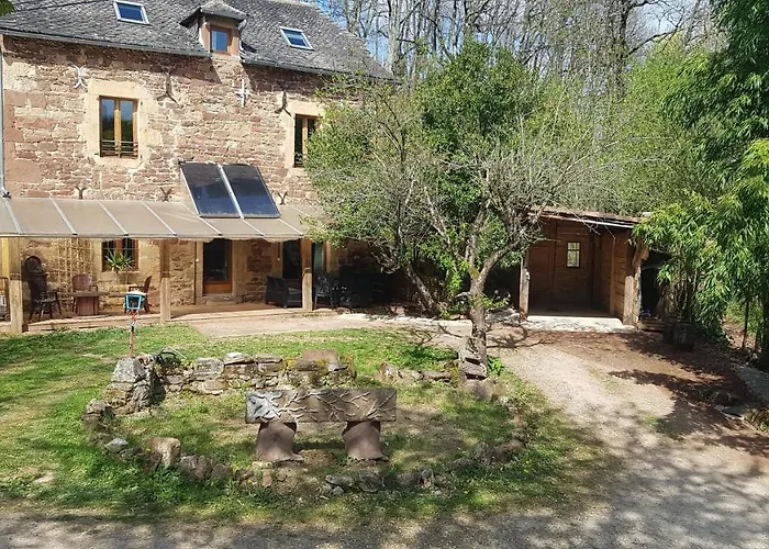 Maison Isolee Dans Les Vignes Et Les Bois *