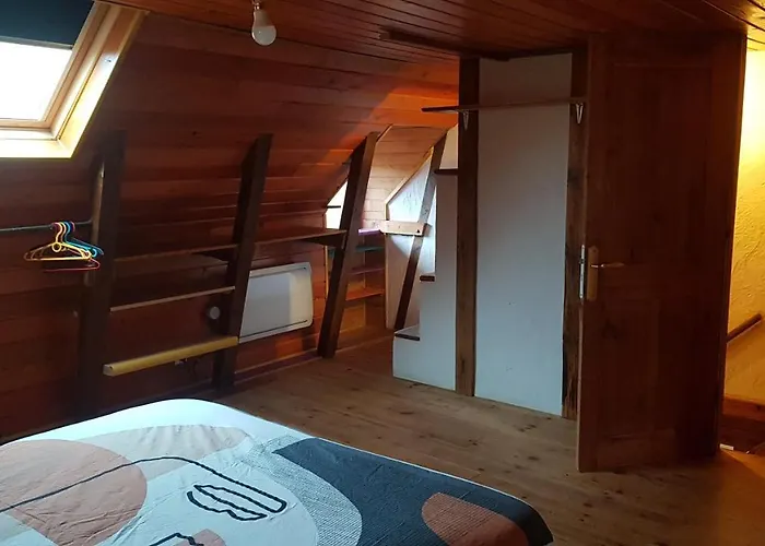 Maison Isolee Dans Les Vignes Et Les Bois *