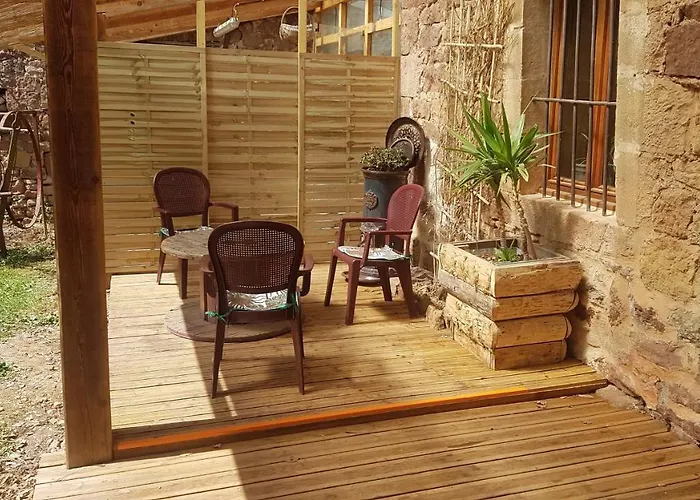 Maison Isolee Dans Les Vignes Et Les Bois *