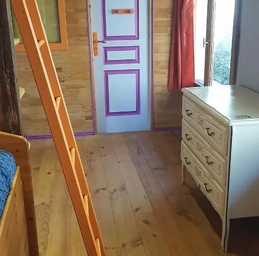 Maison Isolee Dans Les Vignes Et Les Bois *